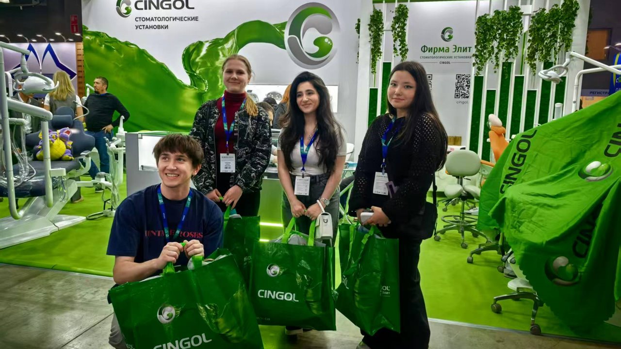 Сотрудники фирмы «Элит» на стенде CINGOL